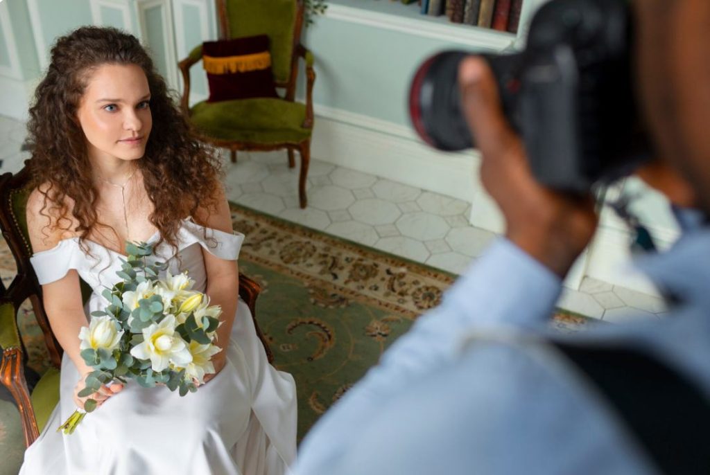 Une mariée assise avec son bouquet photographiée par un professionnel, illustrant où mettre le budget prioritaire dans un mariage.